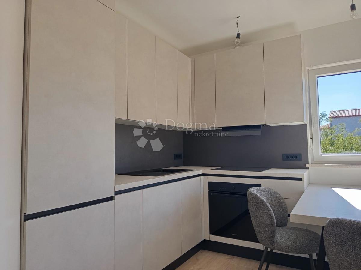 Moderno dvosobno stanovanje z bazenom