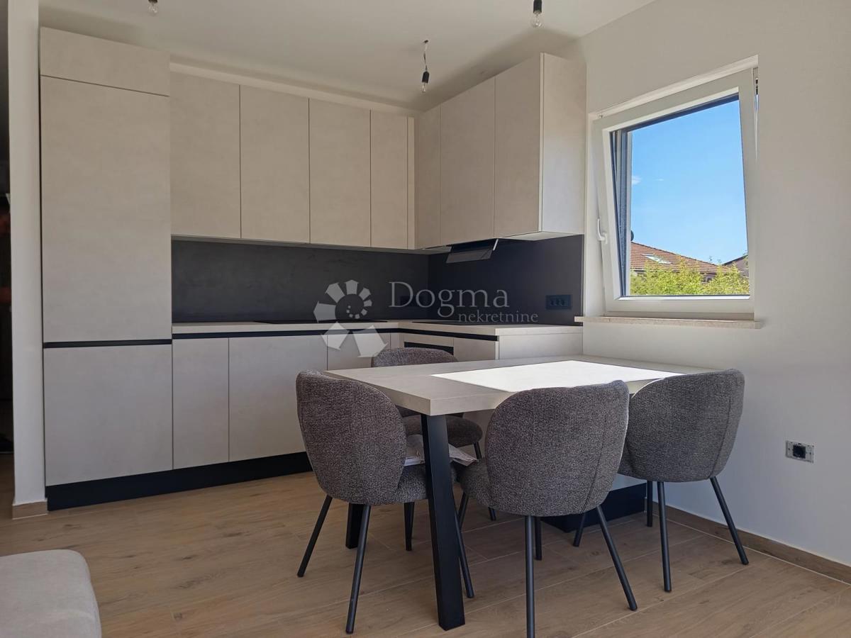 Moderno dvosobno stanovanje z bazenom