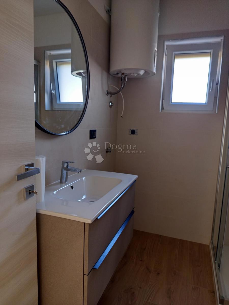 Moderno dvosobno stanovanje z bazenom