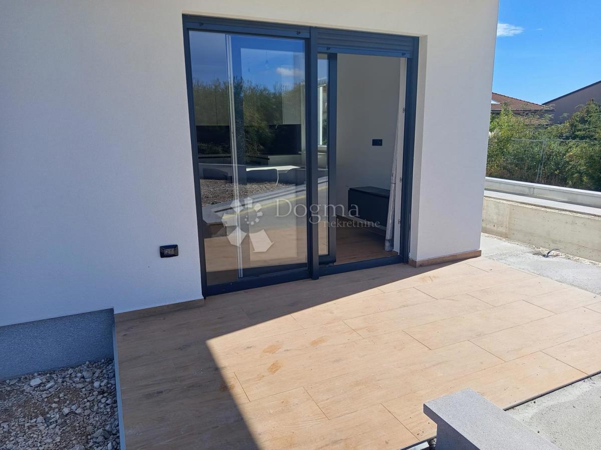 Moderno dvosobno stanovanje z bazenom