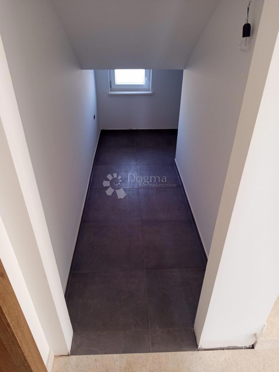 Moderno dvosobno stanovanje z bazenom