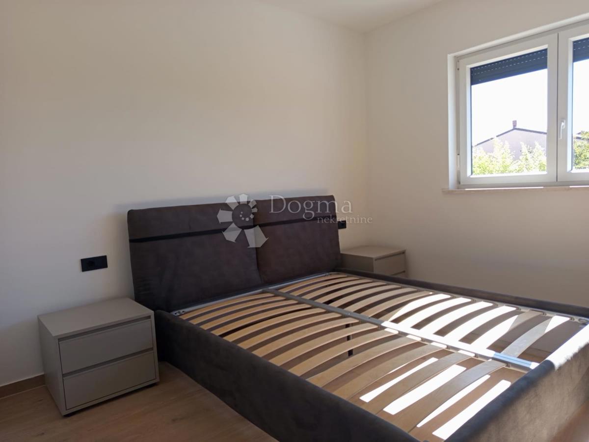 Moderno dvosobno stanovanje z bazenom