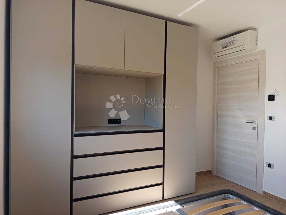 Moderno dvosobno stanovanje z bazenom