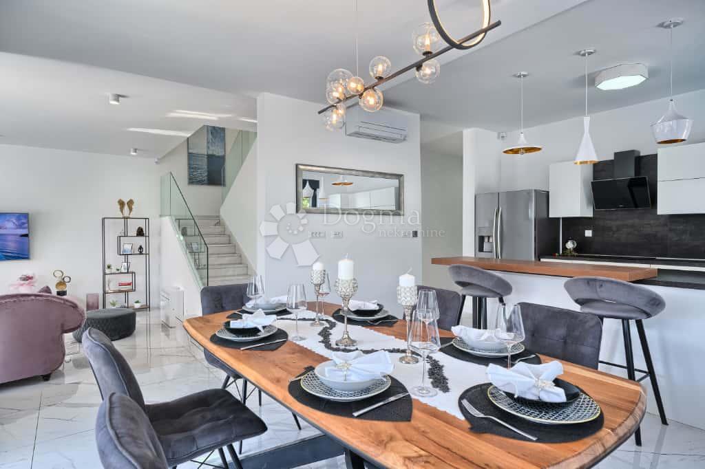 Hiša Strožanac, Podstrana, 293m2