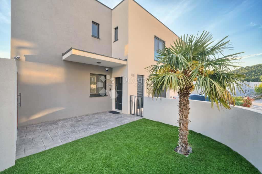 Hiša Strožanac, Podstrana, 293m2