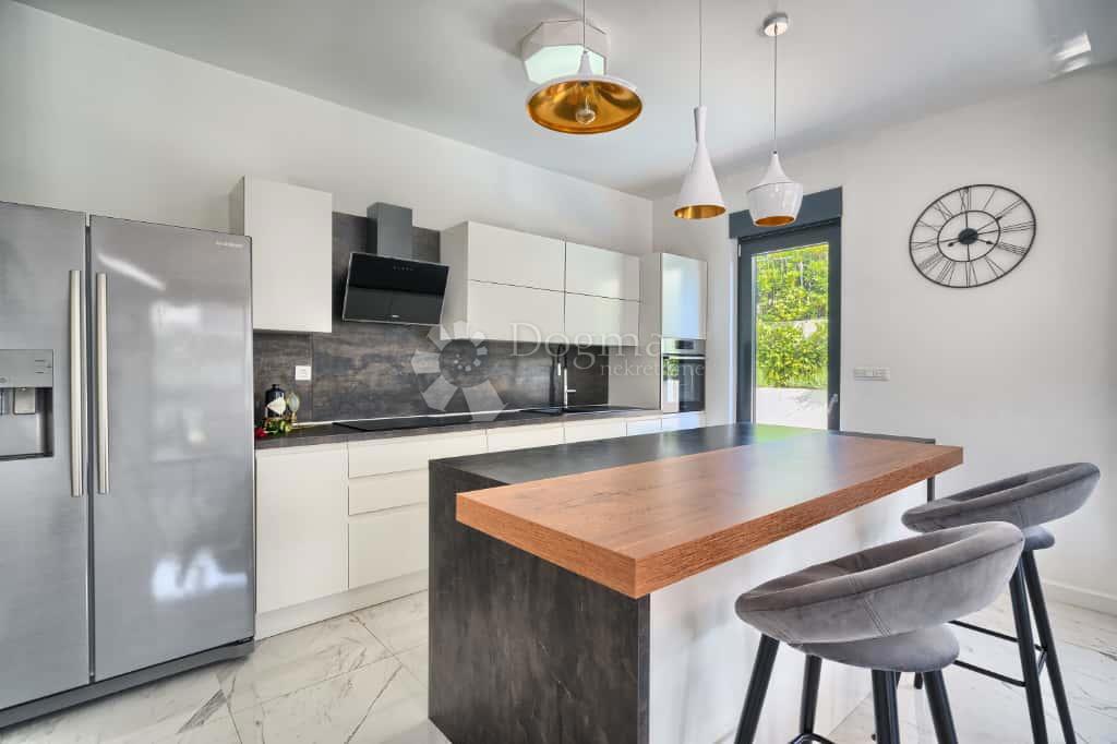 Hiša Strožanac, Podstrana, 293m2