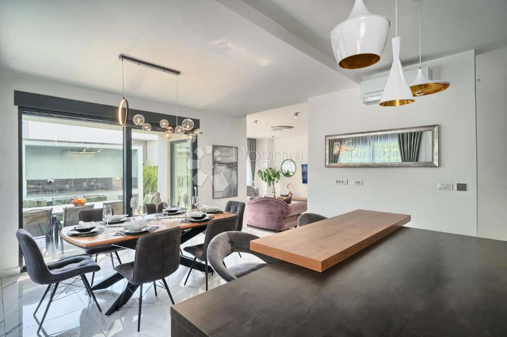 Hiša Strožanac, Podstrana, 293m2