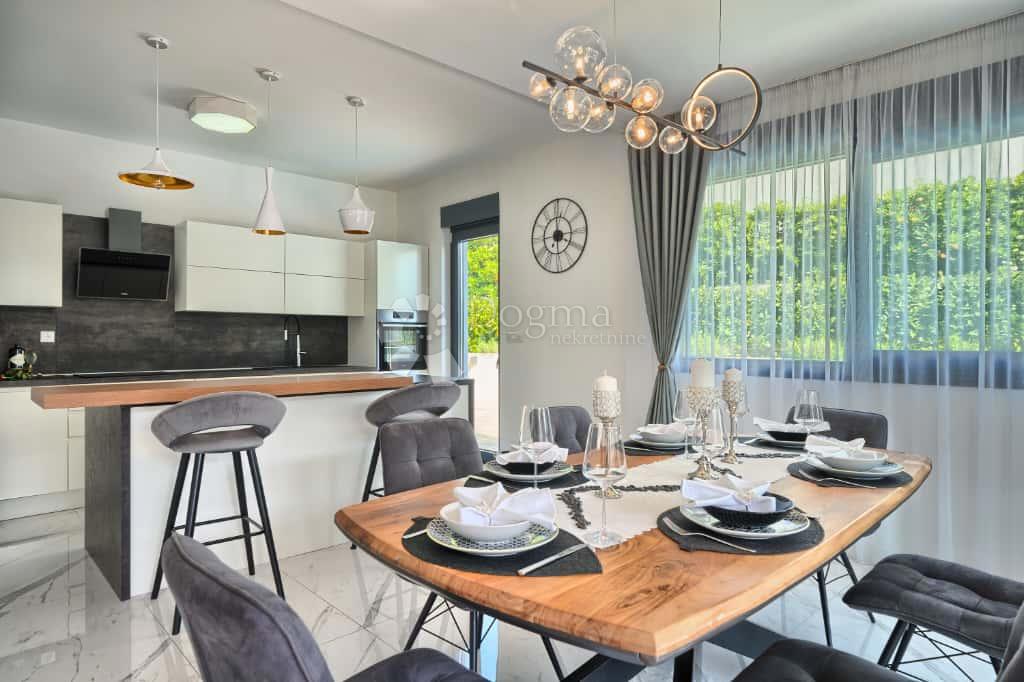 Hiša Strožanac, Podstrana, 293m2