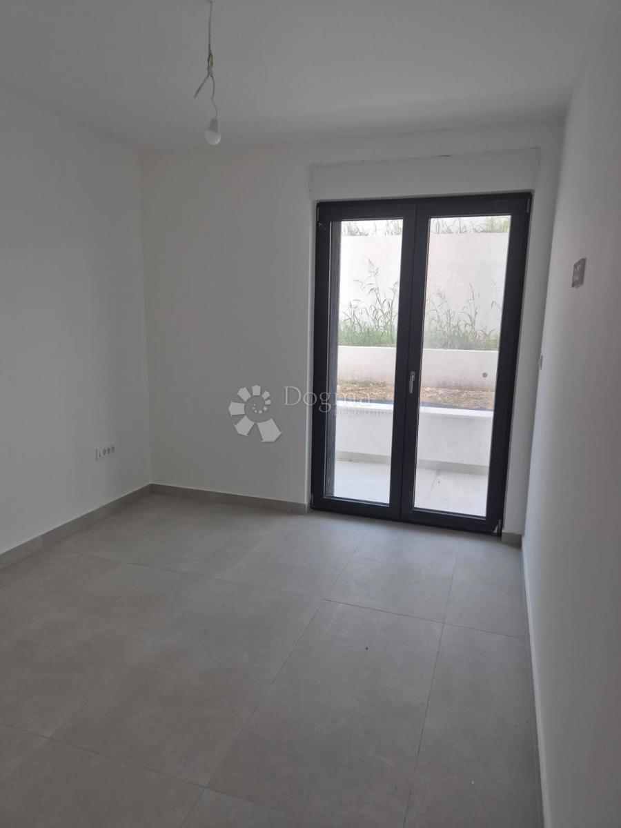 Stanovanje Okrug Gornji, Okrug, 99,04m2