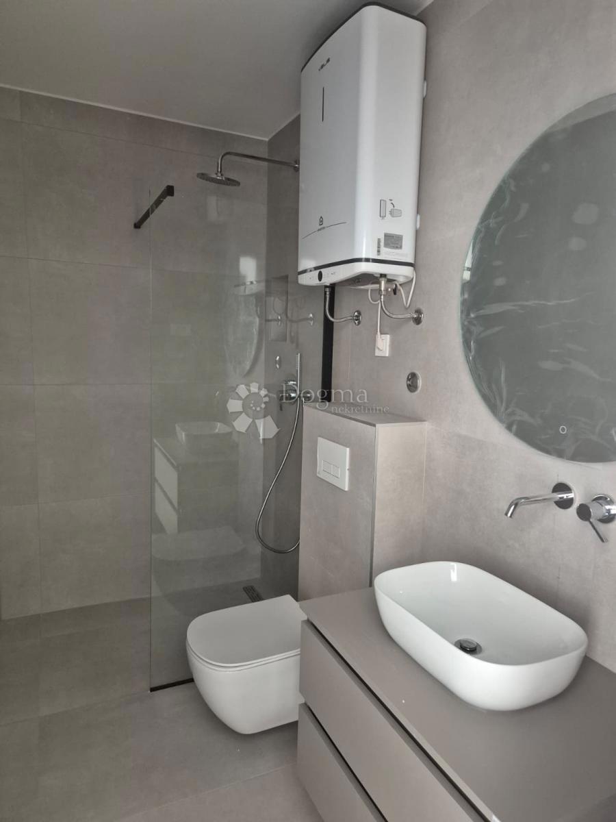 Stanovanje Okrug Gornji, Okrug, 99,04m2