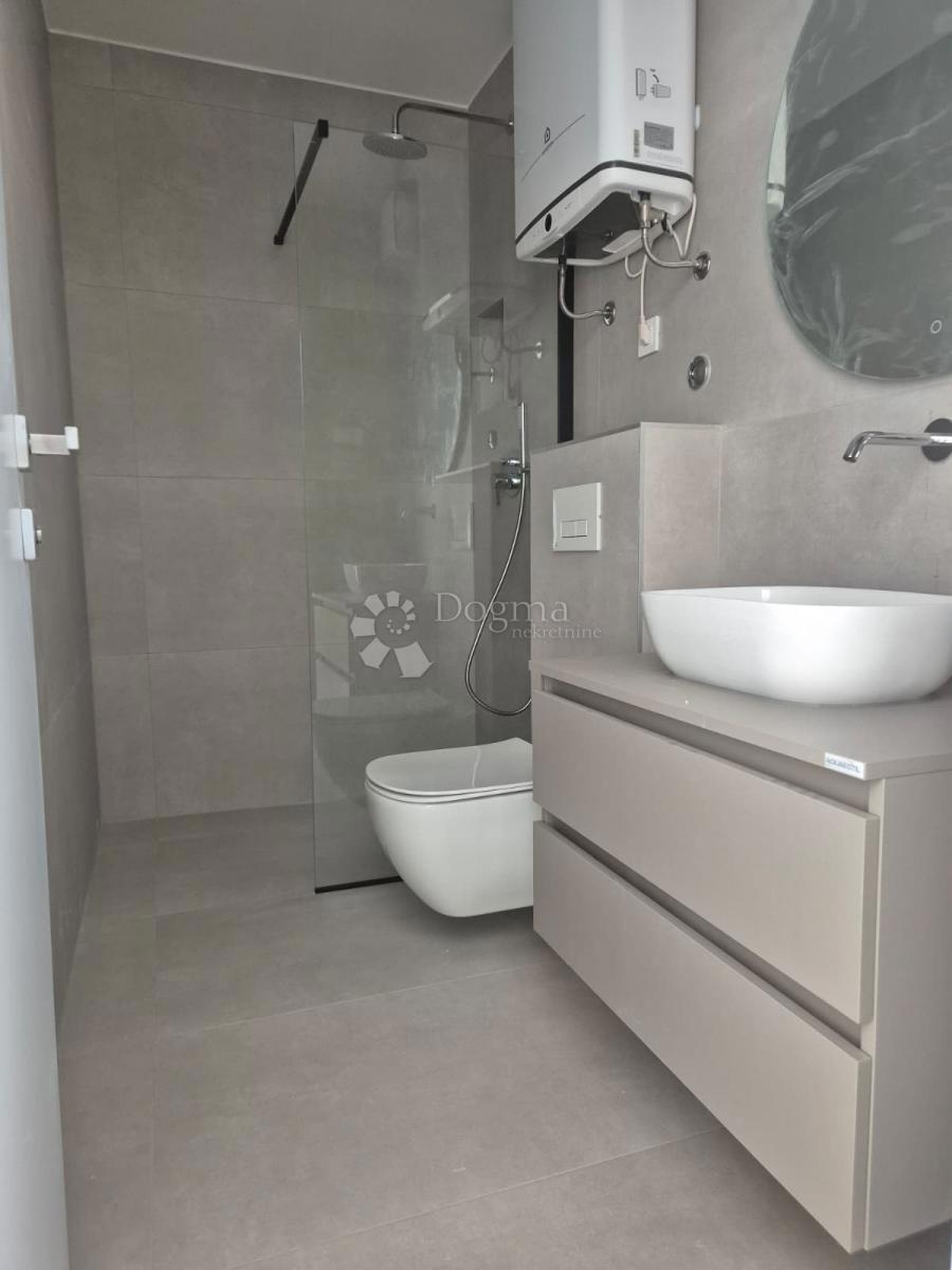 Stanovanje Okrug Gornji, Okrug, 99,04m2