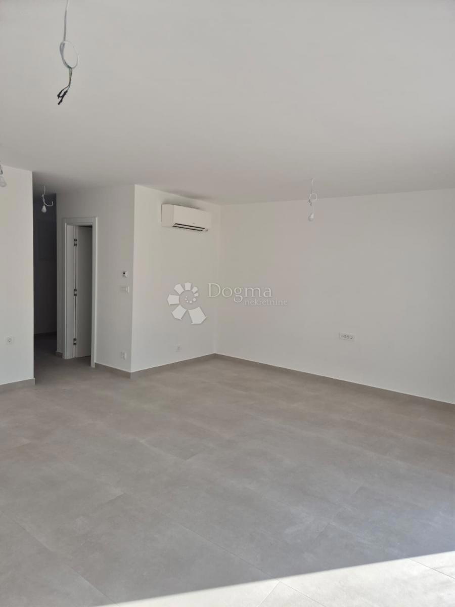 Stanovanje Okrug Gornji, Okrug, 99,04m2