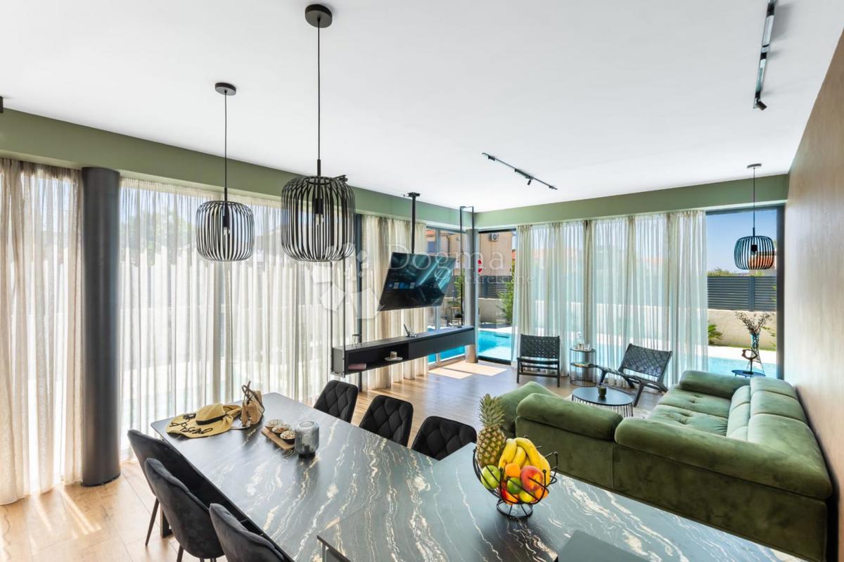 Vila z bazenom in panoramskim pogledom na morje