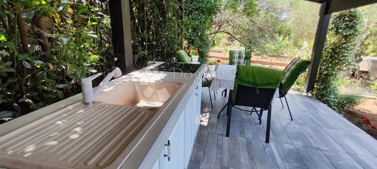 Luksuzno dvosobno stanovanje z vrtom in garažo, 200 m od morja