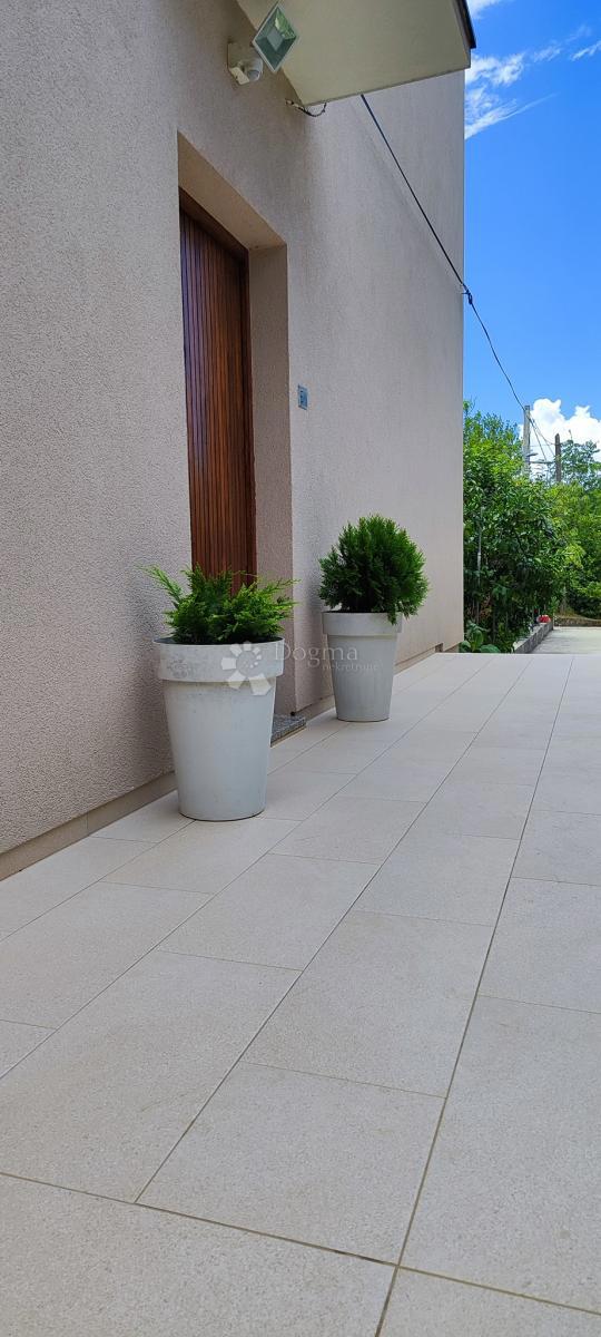 Luksuzno dvosobno stanovanje z vrtom in garažo, 200 m od morja