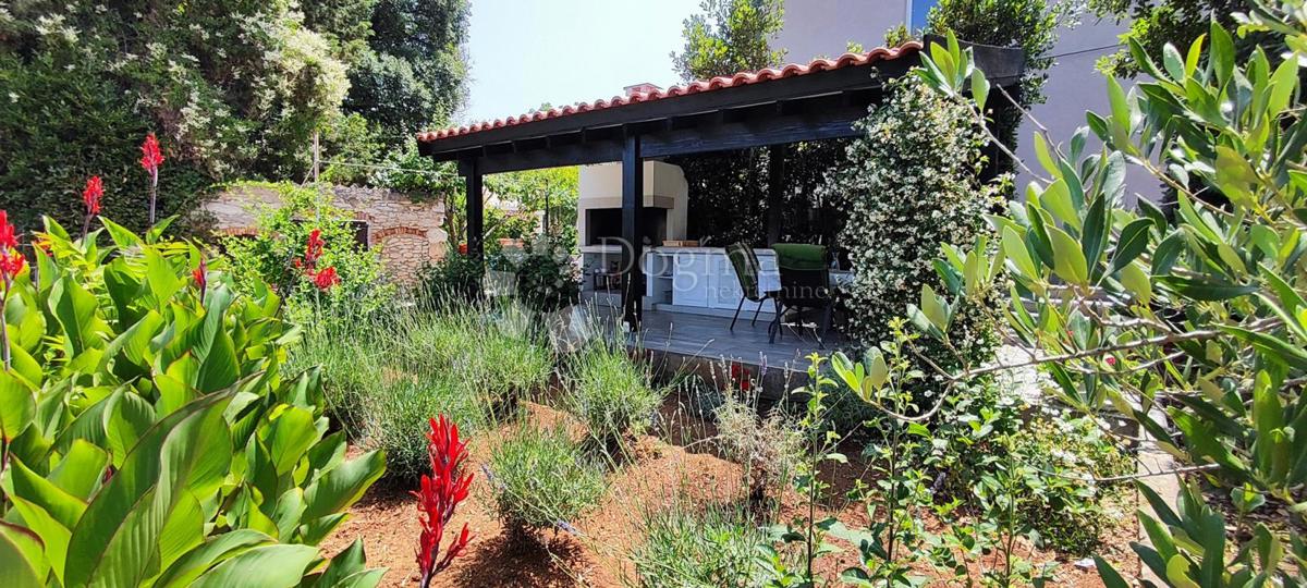 Luksuzno dvosobno stanovanje z vrtom in garažo, 200 m od morja