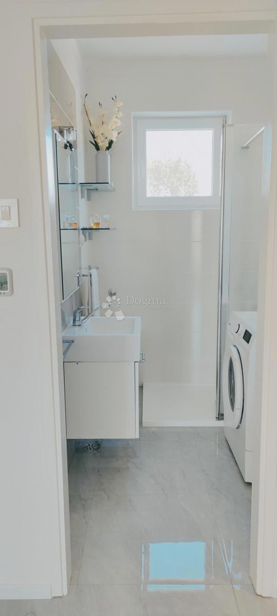 Luksuzno dvosobno stanovanje z vrtom in garažo, 200 m od morja