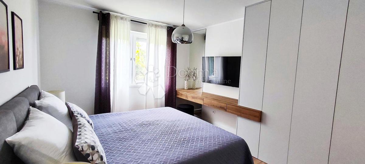 Luksuzno dvosobno stanovanje z vrtom in garažo, 200 m od morja