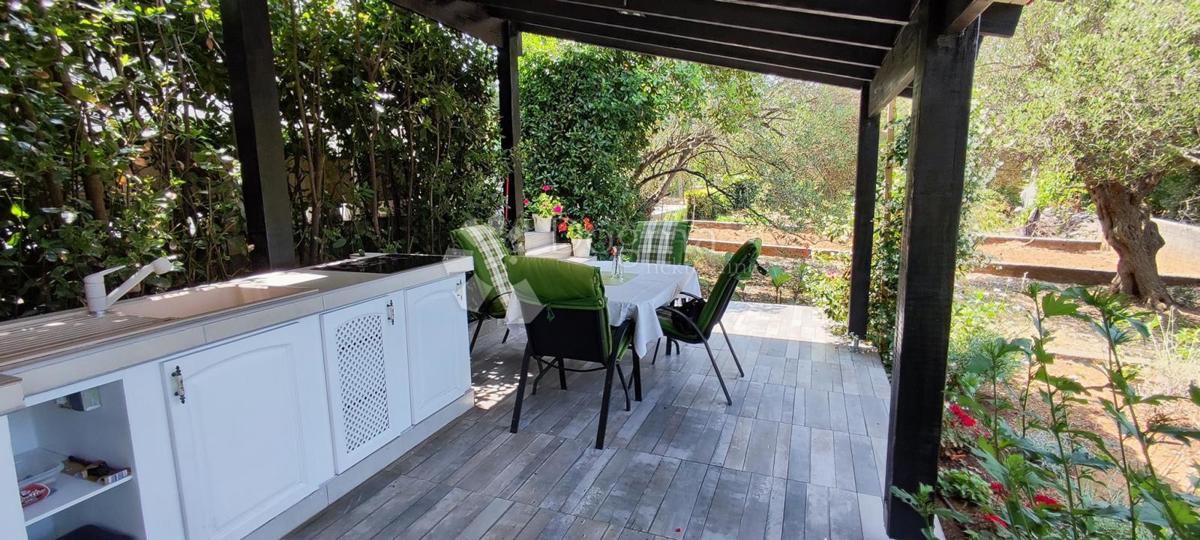 Luksuzno dvosobno stanovanje z vrtom in garažo, 200 m od morja