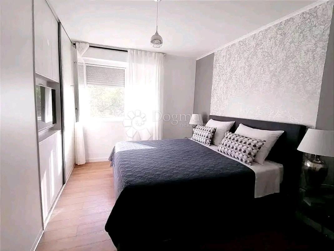 Luksuzno dvosobno stanovanje z vrtom in garažo, 200 m od morja