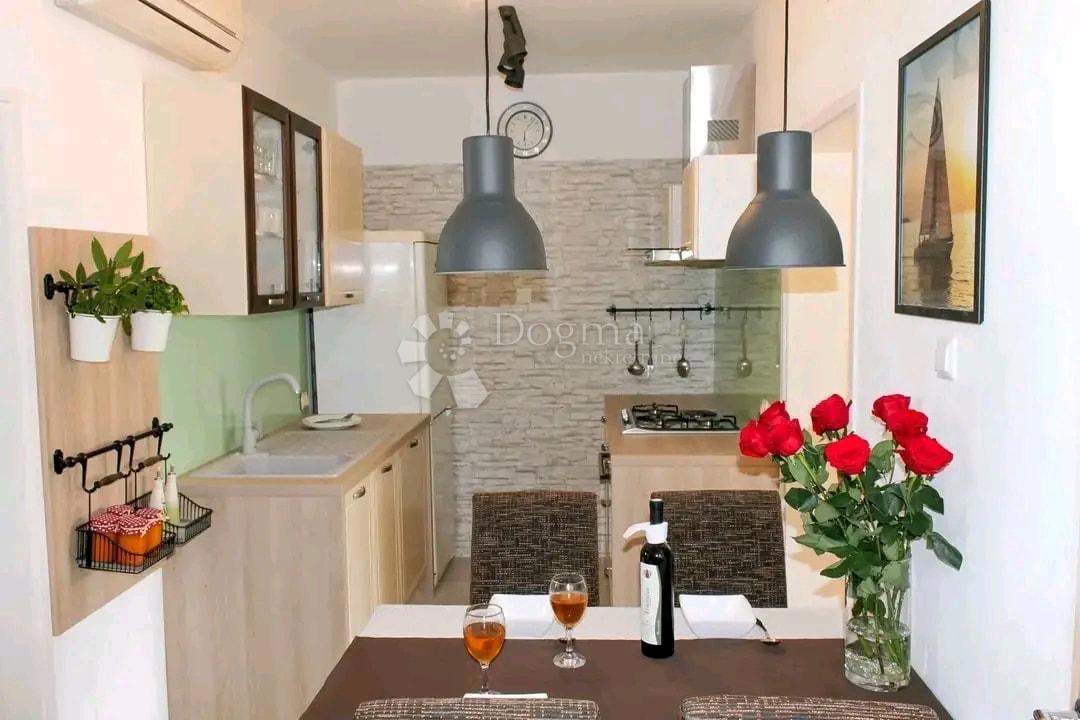 Luksuzno dvosobno stanovanje z vrtom in garažo, 200 m od morja