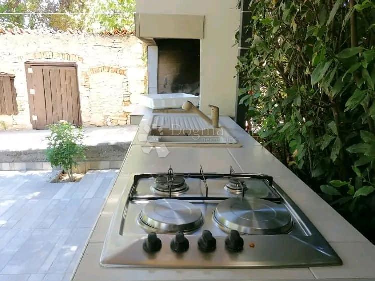 Luksuzno dvosobno stanovanje z vrtom in garažo, 200 m od morja