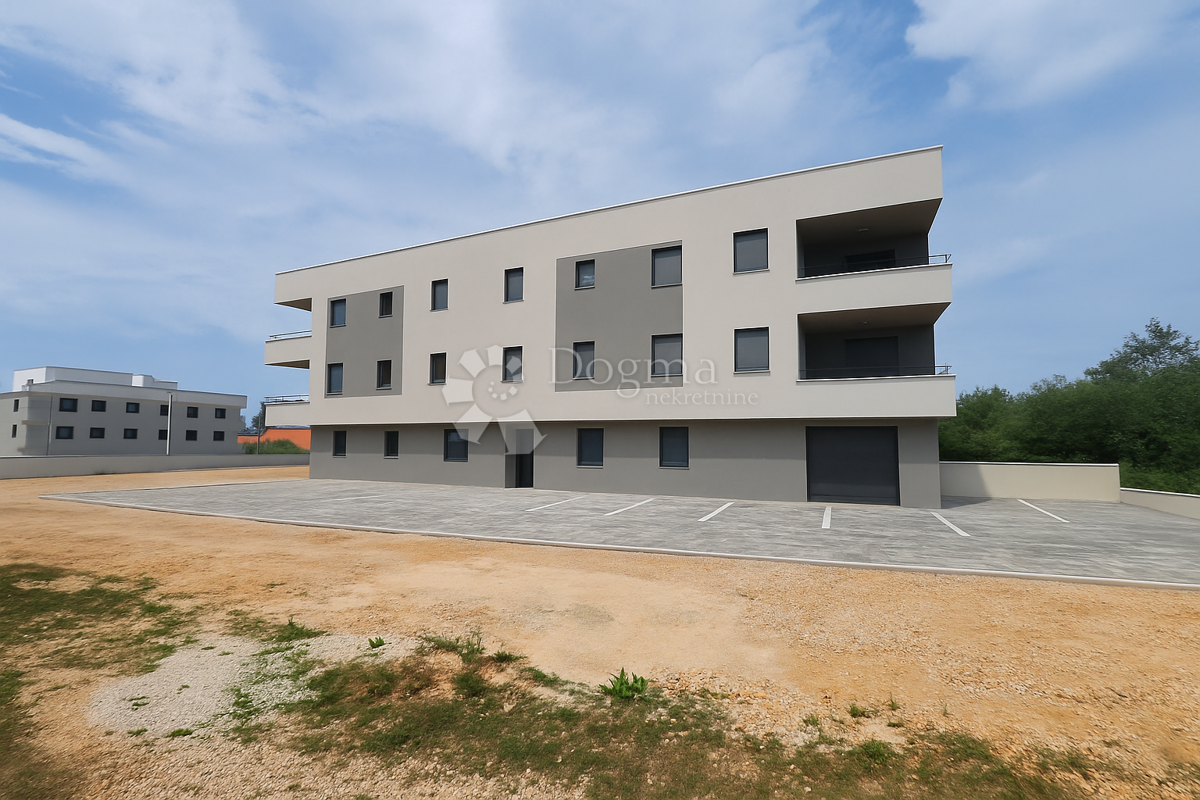 Luksuzna novogradnja 200 m od morja, strešna terasa in bazen