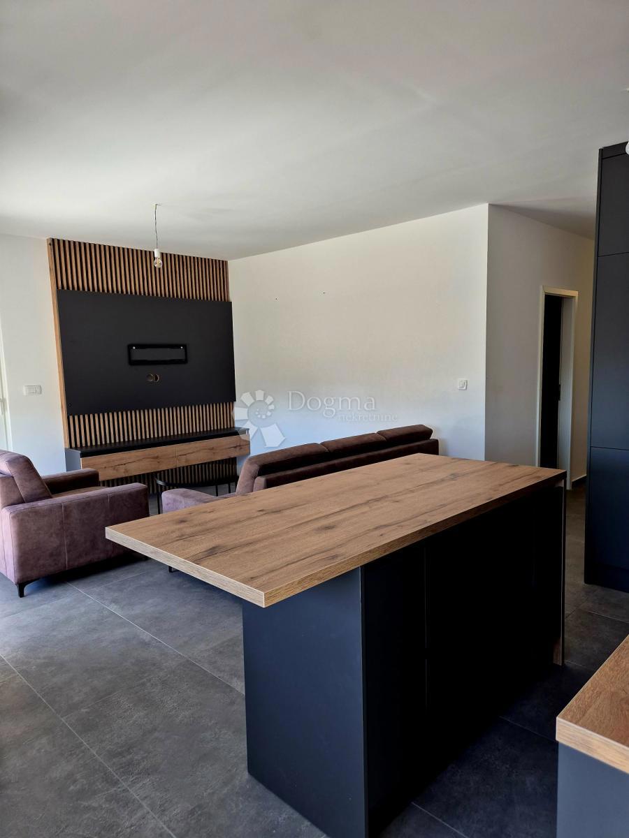 Stanovanje Okrug Gornji, Okrug, 60m2