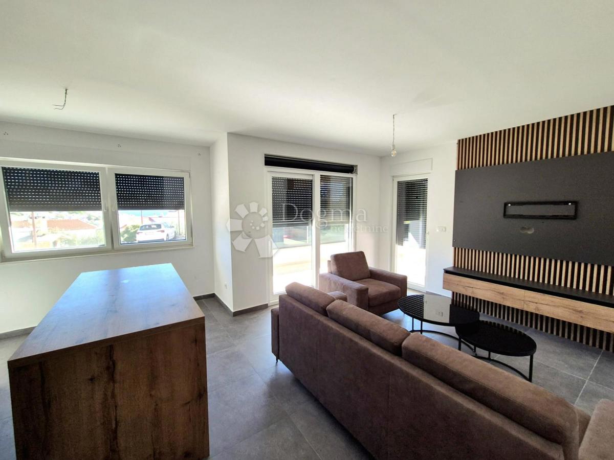 Stanovanje Okrug Gornji, Okrug, 60m2