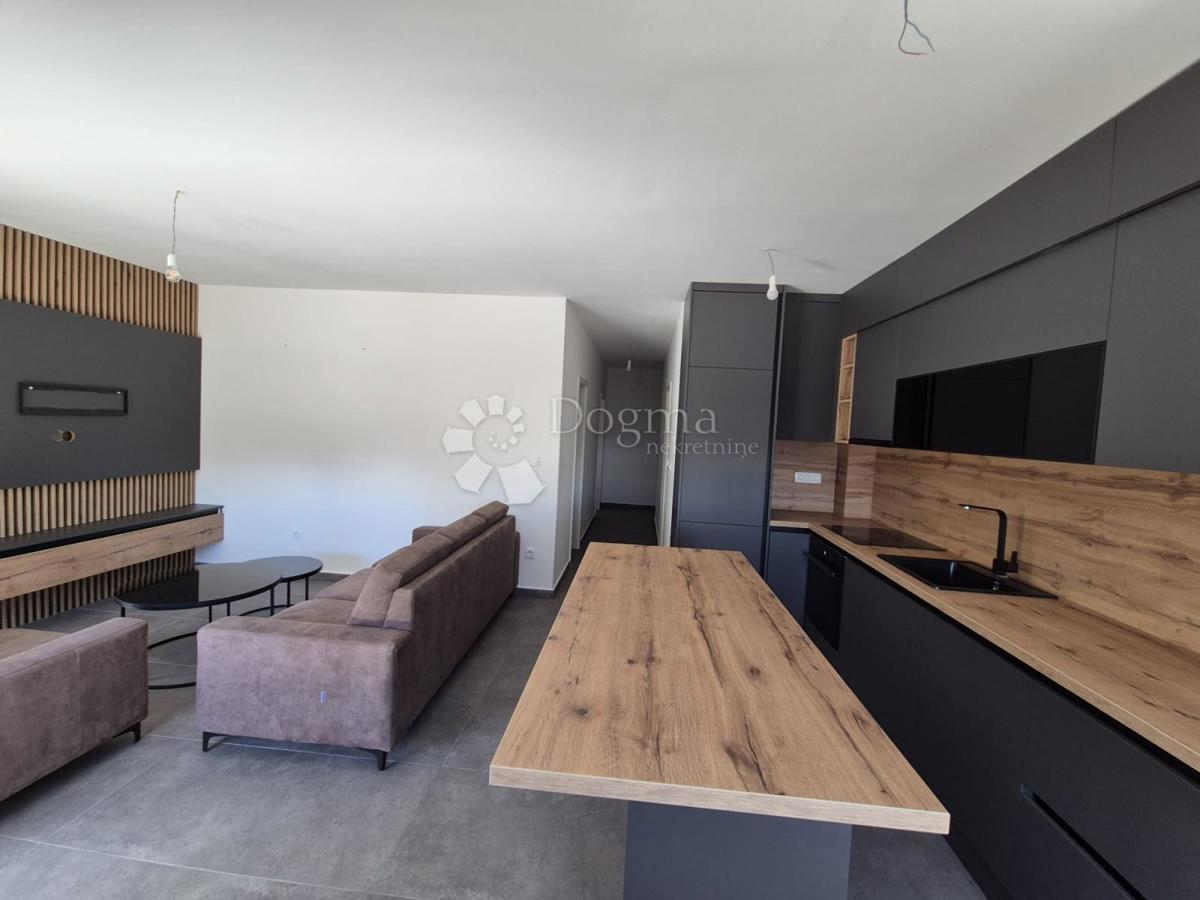 Stanovanje Okrug Gornji, Okrug, 60m2