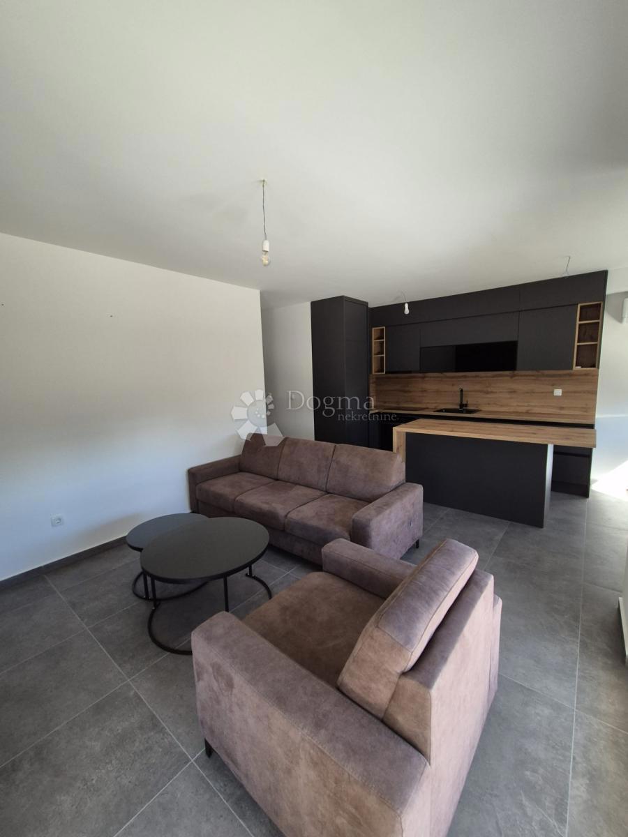 Stanovanje Okrug Gornji, Okrug, 60m2