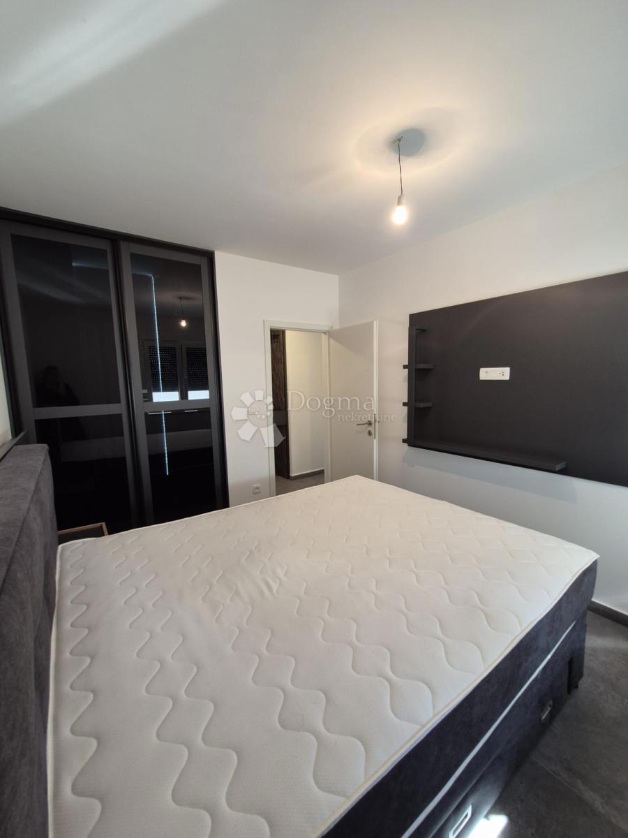 Stanovanje Okrug Gornji, Okrug, 60m2