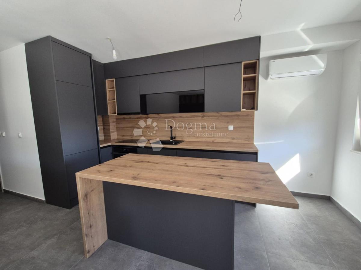 Stanovanje Okrug Gornji, Okrug, 60m2