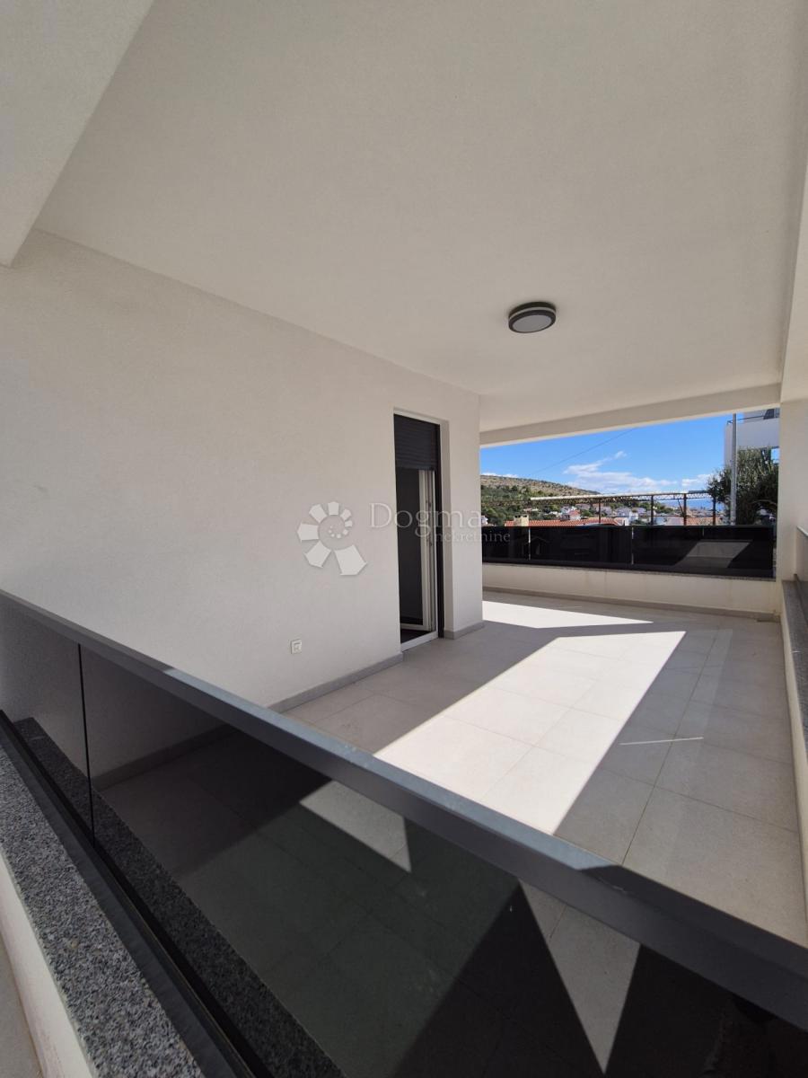 Stanovanje Okrug Gornji, Okrug, 60m2