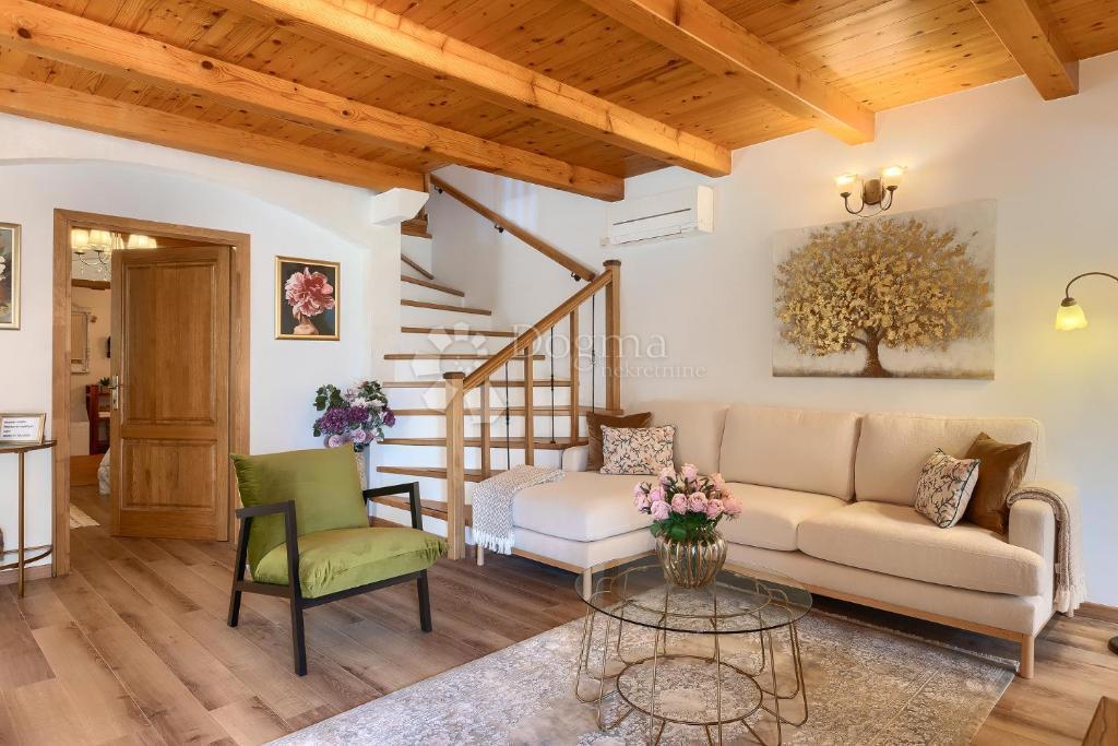 Hiša Smoljanci, Svetvinčenat, 250m2