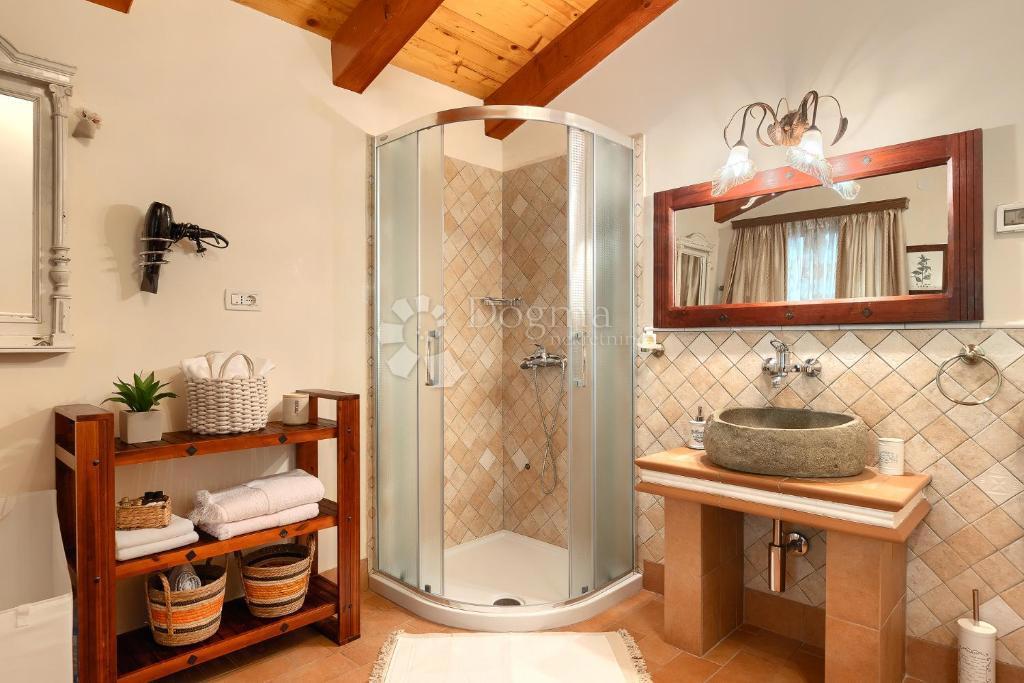 Hiša Smoljanci, Svetvinčenat, 250m2