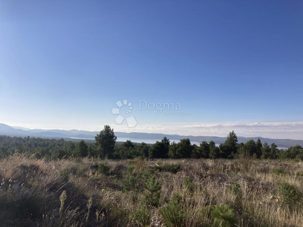 Gradbeno zemljišče s pogledom na Prukljansko jezero