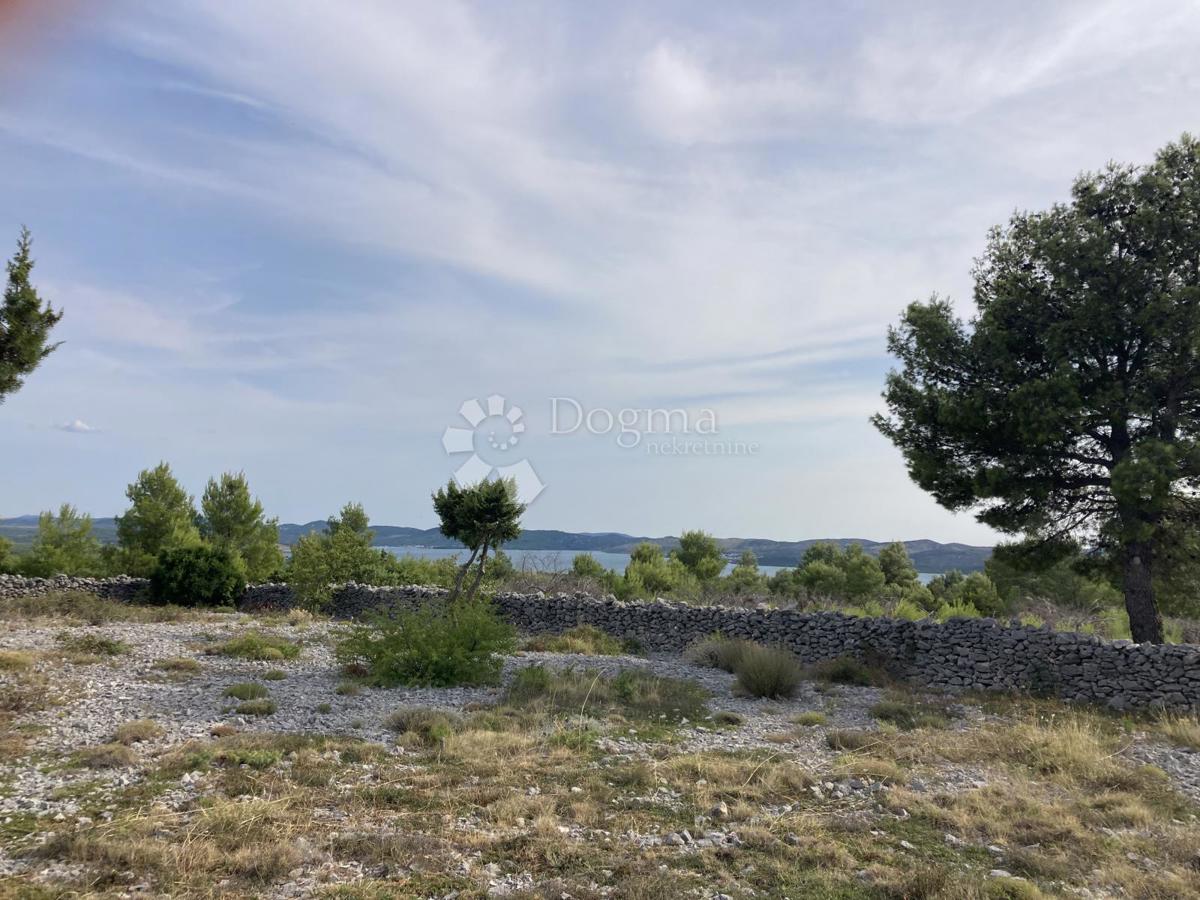 Gradbeno zemljišče s pogledom na Prukljansko jezero