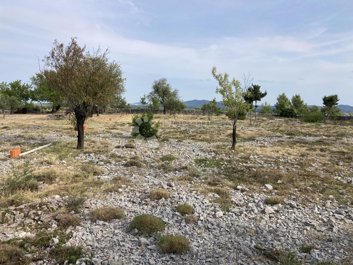 Gradbeno zemljišče s pogledom na Prukljansko jezero