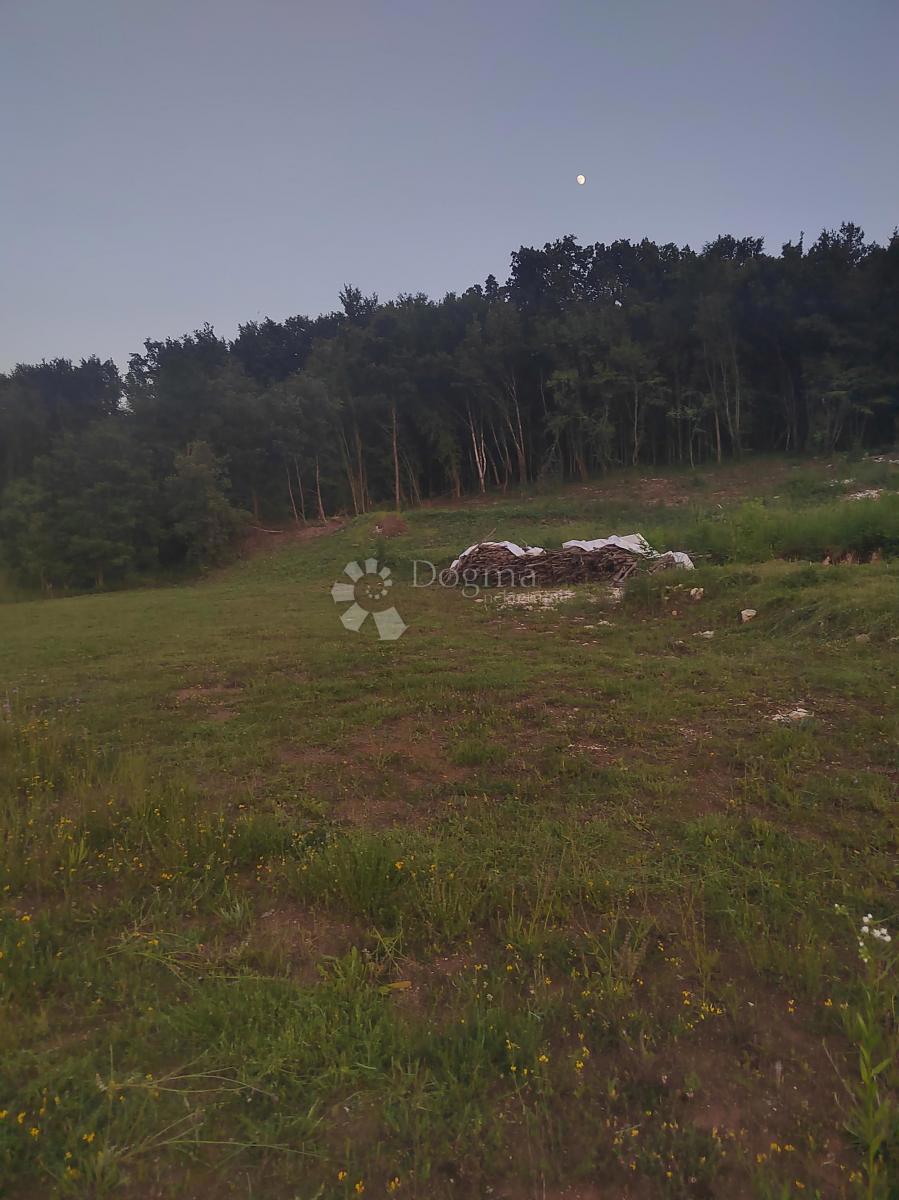 Gradbena parcela na mirni lokaciji