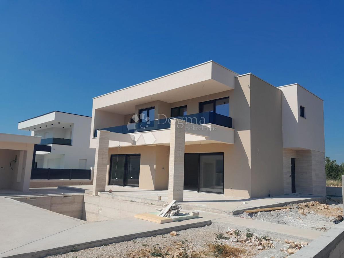 ŠIBENIK/TROMILJA - MODERNA VILA Z BAZENOM