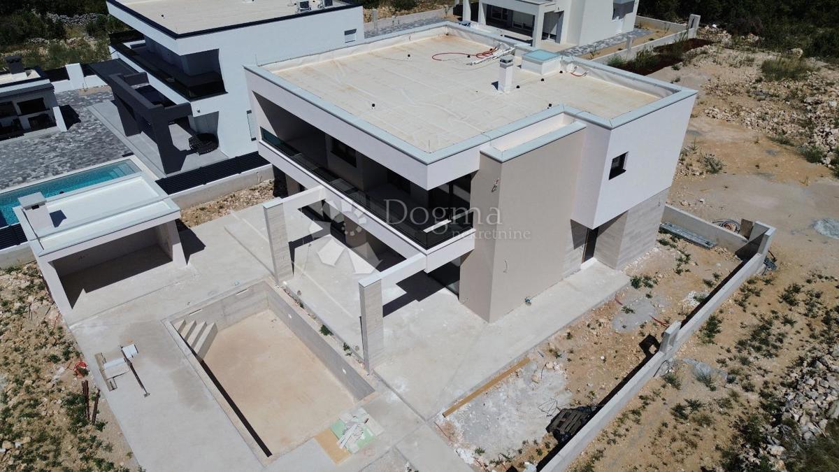 ŠIBENIK/TROMILJA - MODERNA VILA Z BAZENOM