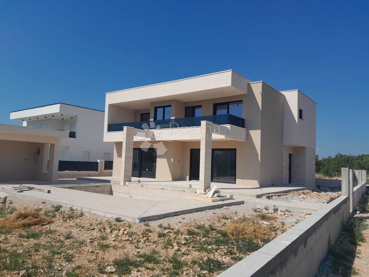 ŠIBENIK/TROMILJA - MODERNA VILA Z BAZENOM
