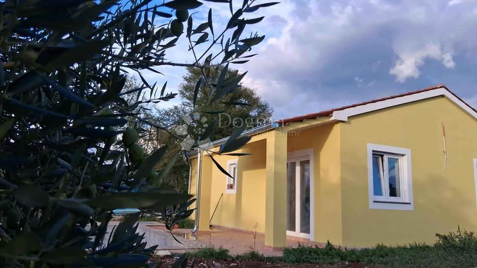 Očarljiva enodružinska hiša z bazenom v mirnem okolju - v bližini Svetvinčenta