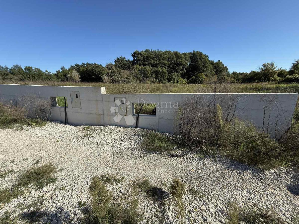 Stavbno zemljišče z veljavnim gradbenim dovoljenjem za gradnjo družinske hiše in bazena