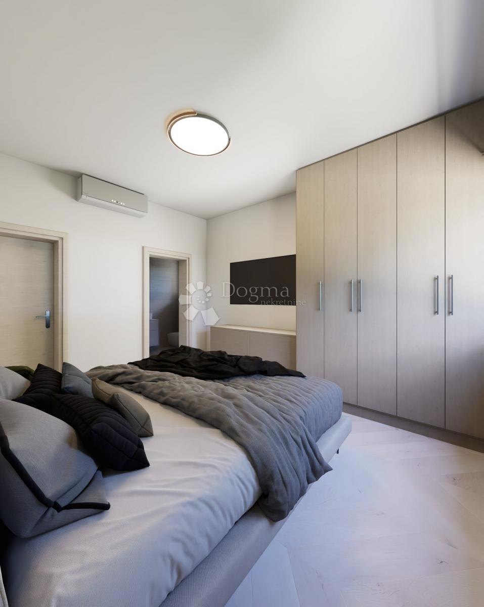 Stavbno zemljišče z veljavnim gradbenim dovoljenjem za gradnjo družinske hiše in bazena