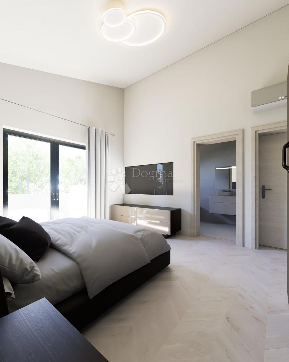 Stavbno zemljišče z veljavnim gradbenim dovoljenjem za gradnjo družinske hiše in bazena