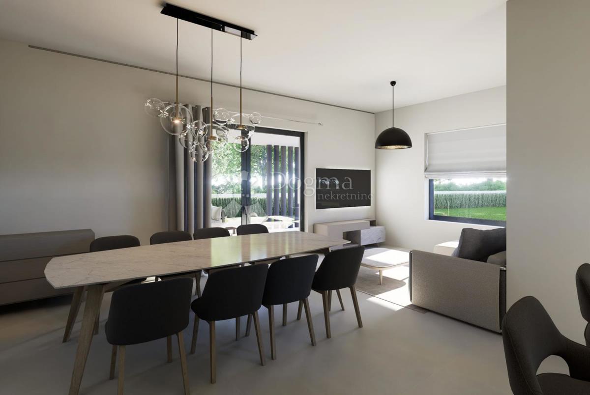 Stavbno zemljišče z veljavnim gradbenim dovoljenjem za gradnjo družinske hiše in bazena