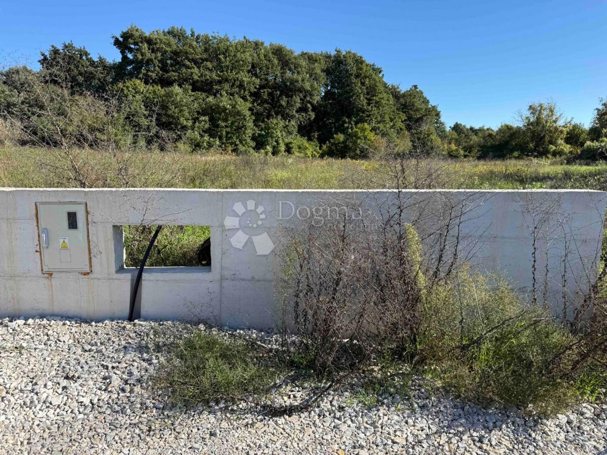 Stavbno zemljišče z veljavnim gradbenim dovoljenjem za gradnjo družinske hiše in bazena