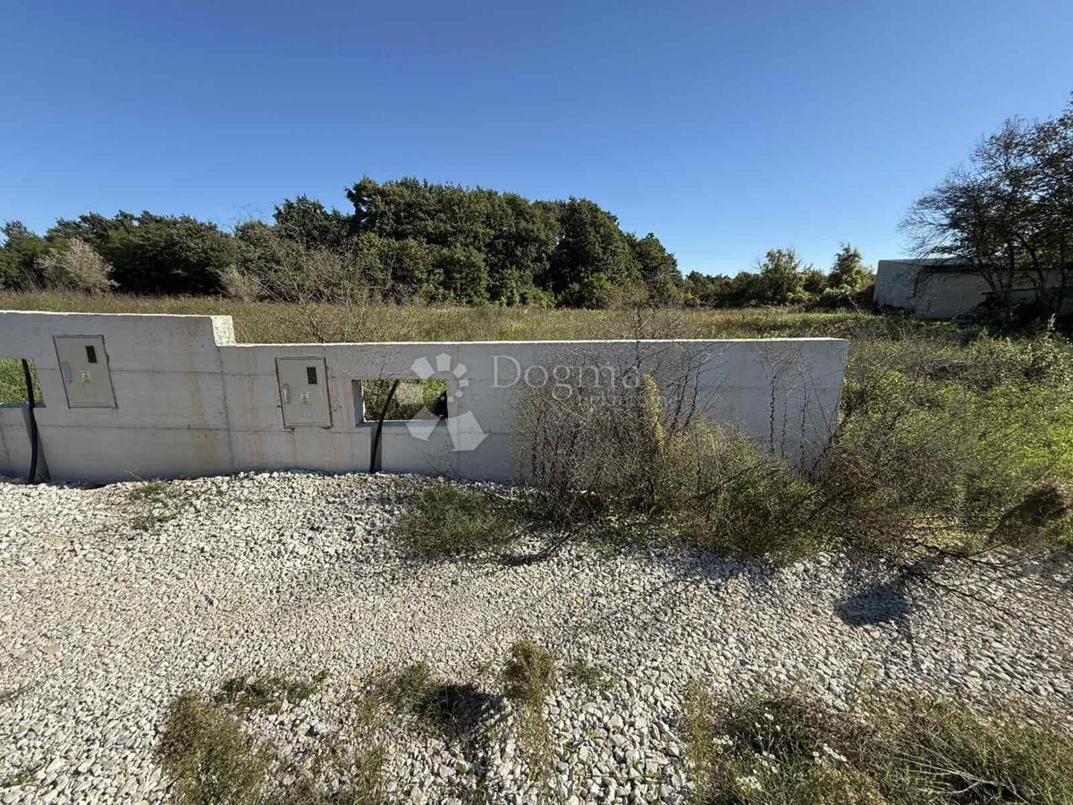 Stavbno zemljišče z veljavnim gradbenim dovoljenjem za gradnjo družinske hiše in bazena